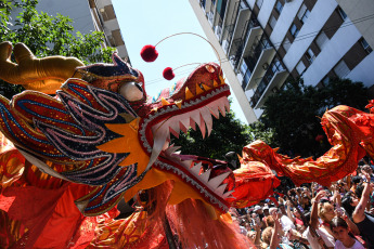 Buenos Aires, Argentina.- In photos taken on February 11, 2024, thousands of people participated in the Chinatown of Belgrano in the celebrations to receive the Lunar New Year, the 4722nd of the Wooden Dragon, with activities that included dancing dragons , Chinese calligraphy, cultural activities, music with traditional instruments and typical dances.