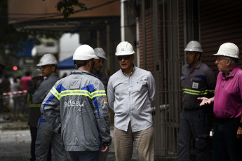 Buenos Aires, Argentina.- En las fotos tomadas el 12 de febrero del 2024, vecinos del barrio porteño de Caballito cortaron el tránsito para reclamar por la inmediata restitución del servicio eléctrico que desde hace varios días afecta a miles de usuarios. Son cerca de 10.000 usuarios los que permanecen sin suministro eléctrico y sin agua desde el sábado pasado, día en el que comenzaron los cortes generalizados.