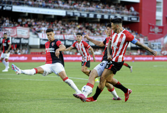 Buenos Aires, Argentina.- En las fotos tomadas el 19 de febrero del 2024, Estudiantes enfrenta a Newell's, en el cierre de la 6ª fecha de la Copa de la Liga Argentina en el estadio Jorge Luis Hirsch. Estudiantes de La Plata venció a Newell’s Old Boys con dos goles del uruguayo Mauro Méndez para ganar 2-0, subiendo al segundo puesto de la Zona B de la Copa de la Liga del fútbol argentino.