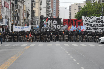 Buenos Aires, Argentina.- En las fotos tomadas el 8 de febrero del 2024, un grupo de manifestantes, pertenecientes a los movimientos sociales nucleados en la Unidad Piquetera (UP), se concentran en la Plaza Alsina de la localidad bonaerense de Avellaneda, con intenciones de llegar al Puente Pueyrredón, en reclamo de asistencia alimenticia para los comedores comunitarios.