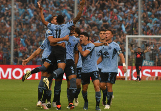 Córdoba, Argentina.- The photograph taken on February 24, 2024 in Córdoba, Argentina, shows moments of the match played between Talleres and Belgrano de Córdoba, at the Julio César Villagra stadium. On the seventh date, where all the classics are played, the Córdoba teams tied 2 to 2. Talleres' goals were scored by Sosa (31') and Martínez (48'). Belgrano's goals were scored by Reyna (1') and Meriano (37').