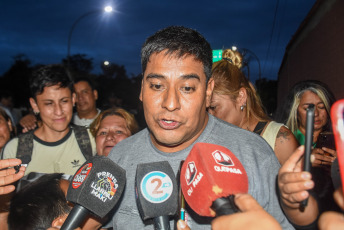 Jujuy, Argentina.- En las fotos tomadas el 26 de febrero del 2024, los dos hombres detenidos por replicar en redes sociales posteos de tono irónicos sobre el exgobernador de Jujuy Gerardo Morales y su esposa, recuperaron su libertad al dictarse el cese de la prisión preventiva que padecieron los últimos 60 días en un penal de la capital provincial, informaron fuentes judiciales.