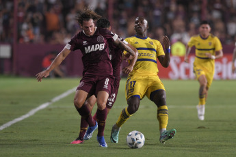 Buenos Aires, Argentina.- En las fotos tomadas el 18 de febrero del 2024, durante el partido Boca vs. Lanús, por el Grupo B de la Copa de la Liga en La Fortaleza. Lanús derrotó 2-1 a Boca Juniors y le arrebató el invicto de cara al Superclásico del próximo domingo en el Monumental. Con la derrota, Boca quedó séptimo en la Zona B y se las verá con River en el Monumental, en la fecha de clásicos de la Copa de la Liga.