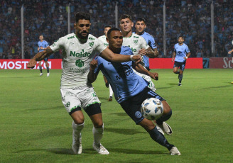 Córdoba, Argentina.- En las fotos tomadas el 19 de febrero del 2024, Belgrano se enfrenta a Sarmiento en un compromiso correspondiente a la sexta jornada de la Copa de la Liga Profesional 2024. Belgrano derrotó 4-1 a Sarmiento. El futbolista peruano Bryan Reyna, marcó su primer gol con Belgrano y se afianza en el once titular.