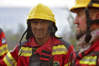 Patagonia, Argentina.- En las fotos tomadas el 9 de febrero del 2024, cuerpos de bomberos combaten los incendios forestales en Los Alerces. El Comando Unificado encargado de combatir el incendio en el Parque Nacional Los Alerces y sus alrededores, ubicado en la provincia de Chubut, informó que el fuego se mantiene activo en todo su perímetro. Según el último reporte, se estima que alrededor de 5.971 hectáreas han sido afectadas.