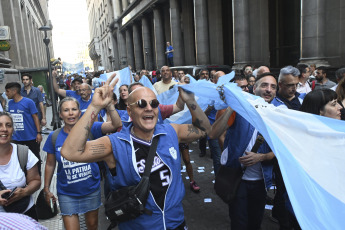 Buenos Aires, Argentina.- En las fotos tomadas el 20 de febrero del 2024, Bancarios y Corriente Federal de Trabajadores se manifestaron en rechazo a una eventual privatización del banco y emitieron un comunicado en el que expresaron que "la sociedad le dijo que no a la venta de las empresas públicas".