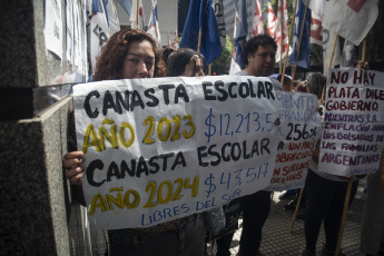 Buenos Aires, Argentina.- En las fotos tomadas el 15 de febrero del 2024, organizaciones sociales se concentraron frente a la sede de la Secretaría de Trabajo de la Nación, en reclamo de "un salario mínimo igual a la canasta básica" y la asistencia alimentaria para comedores y merenderos de todo el país, mientras se llevaba a cabo la reunión del Consejo del Salario Mínimo.