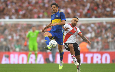 Buenos Aires, Argentina.- En la foto tomada el 25 de febrero de 2024, River y Boca empataron 1 a 1 en el estadio Más Monumental este domingo por la fecha 7 de la Copa de la Liga. Los goles llegaron en el segundo tiempo, en los pies de Solari y Medina. Final caliente en Núñez. Con este resultado, el equipo de Demichelis quedó puntero en la Zona A con 13 puntos, igualando la línea de Independiente. Los de Diego Martínez llegaron a las 10 unidades y se ubican séptimos en la Zona B.