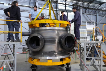 Bariloche, Argentina.- En las fotos tomadas el 23 de febrero del 2024, la empresa rionegrina Invap concluyó en el Centro Atómico Bariloche la construcción de un tanque reflector que será instalado en el reactor multipropósito RA-10, en Ezeiza, y terminó, así, con el componente más complejo del reactor y a la vez crítico para que se puedan desarrollar todas sus aplicaciones, según se informó.