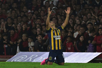 Rosario, Argentina.- En la foto tomada el 25 de febrero de 2024, Rosario Central se hizo fuerte en el Estadio Marcelo Bielsa y logró derrotar 1-0 a Newell's con gol de Ignacio Malcorra para quedarse con el Clásico de Rosario en el marco de la séptima fecha de la Copa de la Liga Profesional 2024.