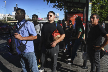 Buenos Aires, Argentina. - In the photos taken on February 21, 2024, delays and long lines of passengers are recorded at bus stops in Buenos Aires. The La Fraternidad union has been carrying out a 24-hour train strike since midnight tonight that affects the entire railway service, to demand "a salary recomposition" of what was lost due to the inflationary increase.