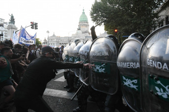 Buenos Aires, Argentina.- En las fotos tomadas el 1 de febrero del 2024, nuevos enfrentamientos entre policías y manifestantes se produjeron a las afueras del Congreso durante el debate en la Cámara de Diputados de la denominada ley Bases, lo que llevó a legisladores del kirchnerismo y la izquierda a presentar una moción para suspender la sesión, lo que fue rechazado por la mayoría del cuerpo legislativo.