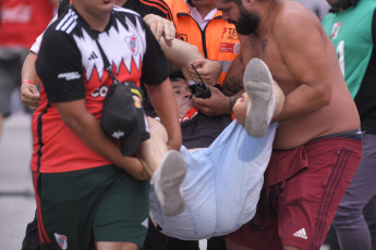 Buenos Aires, Argentina.- En la foto tomada el 25 de febrero de 2024, efectivos de la Policía de la Ciudad de Buenos Aires reforzaron la seguridad en la previa del Superclásico entre River y Boca, y se produjeron incidentes en las inmediaciones del Más Monumental con el accionar de las fuerzas de seguridad.