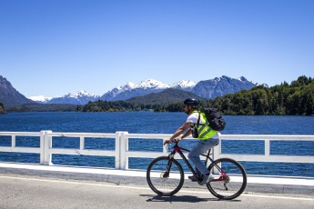 Bariloche, Argentina.- In the photos taken on February 19, 2024, with a growing network of trails that are increasingly better built and maintained, mountain biking in Bariloche has established itself as an activity aimed at cyclists of a certain technical level, although its promoters are working on the construction of more accessible trails to bring mountain biking closer to families and tourists in general.