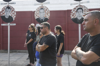 Buenos Aires, Argentina.- En las fotos tomadas el 5 de febrero del 2024, familiares y amigos de las víctimas del incendio de Iron Mountain recordaron a los "Héroes de Barracas" al cumplirse diez años de la trágica jornada en la que murieron ocho bomberos y dos rescatistas de Defensa Civil cuando combatían las llamas desatadas en el depósito de la empresa internacional.