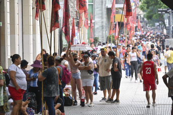 Buenos Aires, Argentina.- En las fotos tomadas el 7 de febrero del 2024, cocineras y coordinadoras de comedores comunitarios pertenecientes a diversas organizaciones sociales iniciaron una nueva "jornada nacional de protesta" denominada "Cocineras contra el hambre" en distintos puntos del país, en reclamo de asistencia alimentaria para comedores y merenderos comunitarios.