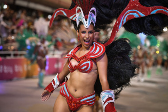 Gualeguaychú, Argentina.- The photos taken on February 1, 2024 show the new edition of the Gualeguaychú carnival, which began on January 6 and runs until February 24. Four troupes walked the 500 meters of open-air walkway along the old train station, now converted into the Jose Luis Gestro corsódromo, and competed for the award for best of the year.