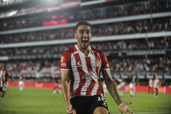 Buenos Aires, Argentina.- In the photos taken on February 19, 2024, Estudiantes faces Newell's, at the closing of the 6th round of the Argentine League Cup at the Jorge Luis Hirsch stadium. Estudiantes de La Plata defeated Newell's Old Boys with two goals from Uruguayan Mauro Méndez to win 2-0, moving up to second place in Zone B of the Argentine Football League Cup.