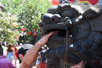 Buenos Aires, Argentina.- In photos taken on February 11, 2024, thousands of people participated in the Chinatown of Belgrano in the celebrations to receive the Lunar New Year, the 4722nd of the Wooden Dragon, with activities that included dancing dragons , Chinese calligraphy, cultural activities, music with traditional instruments and typical dances.