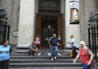 Buenos Aires, Argentina.- En las fotos tomadas el 9 de febrero del 2024, durante la misa celebrada en la Basílica de La Piedad, por Monseñor Rubén Frassia y el parroco Raúl Laurenzena. La canonización de Mama Antula, se llevará a cabo el domingo el papa Francisco en la basílica de San Pedro transformándola en la primera santa de Argentina.