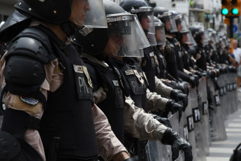 Buenos Aires, Argentina.- En las fotos tomadas el 8 de febrero del 2024, un grupo de manifestantes, pertenecientes a los movimientos sociales nucleados en la Unidad Piquetera (UP), se concentran en la Plaza Alsina de la localidad bonaerense de Avellaneda, con intenciones de llegar al Puente Pueyrredón, en reclamo de asistencia alimenticia para los comedores comunitarios.