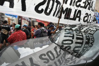 Buenos Aires, Argentina.- In the photos taken on February 8, 2024, a group of protesters, belonging to the social movements grouped in the Unidad Piquetera (UP), gather in Plaza Alsina in the Buenos Aires town of Avellaneda, with intentions to reach the Pueyrredón Bridge, to demand food assistance for the community kitchens.