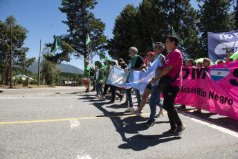 Río Negro, Argentina.- In the photos taken on February 14, 2024, social, union and political organizations begin the eighth edition of the so-called March for the Sovereignty of Lake Escondido, located in the province of Río Negro, in "defense of national sovereignty" and in rejection of the repeal of the land law.