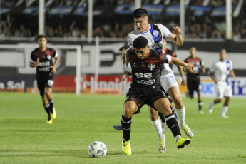 Santiago de Estero, Argentina.- En las fotos tomadas el 2 de febrero del 2024, durante el partido entre Central Córdoba y Godoy Cruz, por la Copa de la LPF 2024 en el estadio Alfredo Terrera. Godoy Cruz de Mendoza consiguió su segundo triunfo al hilo tras vencer como visitante a Central Córdoba, de Santiago del Estero, por 2 a 0.