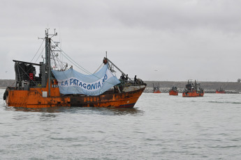 Chubut, Argentina.- In the photos taken on February 26, 2024, 52 boats from the fishing fleet claim Rawson in support of the governor of Chubut, Ignacio Torres, who launched a threat to the Nation for stopping the sending of funds of federal co-participation. The Patagonian province claims the illegal retention of $13.5 billion and threatens to cut off the supply of crude oil and gas.