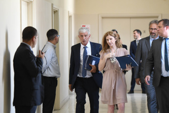 Mendoza, Argentina.- En las fotos tomadas el 28 de febrero del 2024, el ministro de Justicia, Mariano Cúneo Libarona (centro), adelantó en Mendoza que el Gobierno que encabeza el presidente Javier Milei presentará "a la brevedad" un recurso de "per saltum" ante la Corte Suprema, a raíz del fallo judicial que hizo lugar al pedido de Chubut para que se le restituyan fondos coparticipables suspendidos por la Nación.