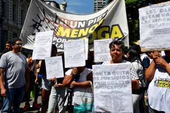 Buenos Aires, Argentina.- En las fotos tomadas el 22 de febrero del 2024, organizaciones sociales, movimientos estudiantiles y sindicatos, realizaron una manifestación frente al Ministerio de Educación Nacional (Plaza Pizzurno) en reclamo de kits escolares. Además lanzaron una gran campaña de solidaridad juntando útiles escolares y zapatillas, en todos los barrios, escuelas y facultades.