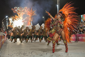 Gualeguaychú, Argentina.- The photos taken on February 1, 2024 show the new edition of the Gualeguaychú carnival, which began on January 6 and runs until February 24. Four troupes walked the 500 meters of open-air walkway along the old train station, now converted into the Jose Luis Gestro corsódromo, and competed for the award for best of the year.