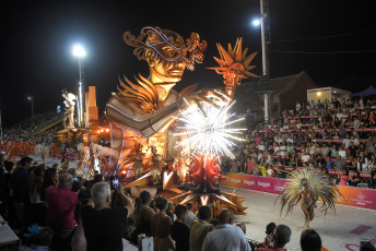 Gualeguaychú, Argentina.- The photos taken on February 1, 2024 show the new edition of the Gualeguaychú carnival, which began on January 6 and runs until February 24. Four troupes walked the 500 meters of open-air walkway along the old train station, now converted into the Jose Luis Gestro corsódromo, and competed for the award for best of the year.