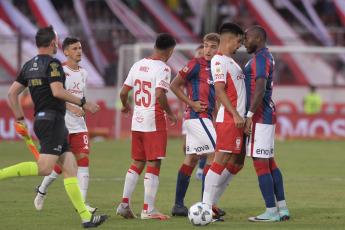 Buenos Aires, Argentina.- In the photograph taken on February 24, 2024 in the Autonomous City of Buenos Aires at the Tomás Adolfo Ducó Stadium, scenes from the match played between Huracán and San Lorenzo can be seen. The result of the match was 0 to 0, on date 7 of the Argentine Professional Football League.