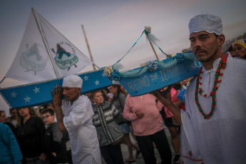 Mar del Plata, Argentina.- En las fotos tomadas el 4 de febrero del 2024, una multitud participa de la fiesta religiosa cultural y turística en la costa marplatense para homenajear a la mae Iemanjá y celebrar los 40 años de su realización en esta ciudad, además de los 25 consecutivos en la Playa Popular II. Como cada primer domingo de febrero y con una asistencia que se calcula en más de 15 mil personas, Mar del Plata fue escenario de la celebración que honra a la orixá africanista y rinde honor a la cultura y la Diversidad.