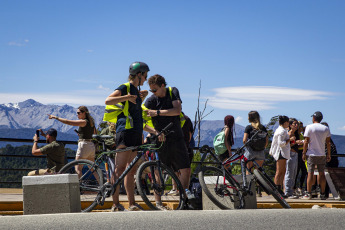 Bariloche, Argentina.- En las fotos tomadas el 19 de febrero del 2024, con una creciente red de senderos cada vez mejor construidos y con mayor mantenimiento, el ciclismo de montaña en Bariloche se ha consolidado como una actividad apuntada al ciclista de cierto nivel técnico, aunque sus promotores trabajan en la construcción de pistas más accesibles para acercar el "mountain bike" a las familias y turistas en general.