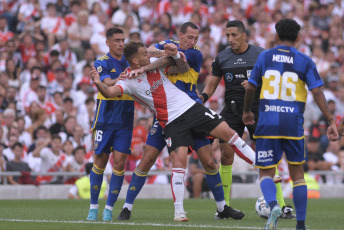 Buenos Aires, Argentina.- En la foto tomada el 25 de febrero de 2024, River y Boca empataron 1 a 1 en el estadio Más Monumental este domingo por la fecha 7 de la Copa de la Liga. Los goles llegaron en el segundo tiempo, en los pies de Solari y Medina. Final caliente en Núñez. Con este resultado, el equipo de Demichelis quedó puntero en la Zona A con 13 puntos, igualando la línea de Independiente. Los de Diego Martínez llegaron a las 10 unidades y se ubican séptimos en la Zona B.