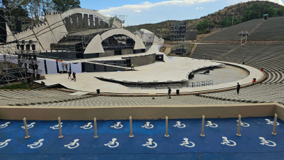 Mendoza, Argentina.- En las fotos tomadas el 28 de febrero del 2024, muestra el teatro griego Frank Romero Day, ubicado en la capital provincial. La Fiesta de la Vendimia comenzó en Mendoza con la ceremonia de la "Bendición de los frutos" en el departamento de Guaymallén. El sábado se hará la celebración central, denominada "Coronados de historia y futuro", que convoca a turistas y mendocinos en el teatro griego Frank Romero Day.