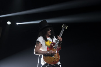 CABA, Argentina.- La fotografía tomada el 9 de febrero de 2024 muestra al músico británico Slash en su show en el Movistar Arena de Argentina. Ofreció el recital con su banda 'Slash ft Myles Kennedy and The Conspirators'. El exguitarrista de Guns N' Roses también se presentará en Cosquín Rock 2024.