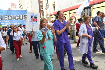 Buenos Aires, Argentina.- En las fotos tomadas el 22 de febrero del 2024, el personal nucleado en la Federación de Asociaciones de Trabajadores de la Sanidad Argentina (Fatsa) lleva adelante un paro de 24 horas "en defensa de la recomposición paritaria de los salarios" y ante "la ausencia de avances en las negociaciones convencionales con las cámaras".