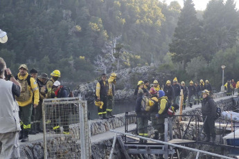 Chubut, Argentina.- In the photos taken on February 9, 2024, the tasks of the brigade members fighting the forest fire that broke out in the Nahuel Huapi National Park remain conditioned by the electrical storm alert for the area. The Administration of the Nahuel Huapi National Park filed a complaint with the Federal Court to initiate an investigation with the objective of “identifying those responsible and taking the appropriate measures.”