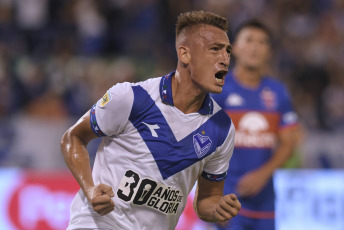 Buenos Aires, Argentina.- En las fotos tomadas el 26 de febrero del 2024, durante el partido entre Vélez Sarsfield y Tigre en un partido correspondiente a la fecha 7 de la Copa de la Liga en el estadio José Amalfitani. Vélez Sarsfield igualó 2-2 a Tigre. Vélez es octavo en la Zona A del torneo, mientras que Tigre es último en el Grupo B y aún no ganó en el certamen.