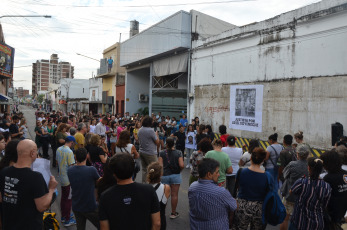 Entre Ríos, Argentina.- En la foto tomada el 23 de febrero de 2024, familiares y vecinos marchan hacia a la comisaría donde un hombre murió asfixiado mientras era trasladado por la policía. La Justicia de Entre Ríos investiga la muerte de un hombre de 38 años que falleció por asfixia el lunes pasado, cuando era trasladado a una comisaría de la ciudad de Paraná, y requirió que dos policías que lo inmovilizaron presenten abogados defensores mientras se analiza su responsabilidad en el hecho, informaron fuentes judiciales. La muerte de Ariel Goyeneche (38), padre de una niña de 12, ocurrió el lunes frente a la Comisaría Segunda de Paraná, en el centro de la capital entrerriana, y en la investigación trabaja personal de Gendarmería Nacional e interviene el Comité de Prevención de la Tortura Nacional y provincial.