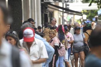 Buenos Aires, Argentina.- En las fotos tomadas el 5 de febrero del 2024, organizaciones sociales nucleadas en la Unión de Trabajadores y Trabajadoras de la Economía Popular (UTEP) realizaron una protesta denominada la "fila del hambre" para pedir asistencia alimentaria para los comedores comunitarios, en tanto el Gobierno pidió hacer el reclamo por los "canales oficiales".