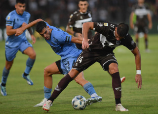 Buenos Aires, Argentina.- En las fotos tomadas el 15 de febrero del 2024, durante el partido entre Platense y Belgrano de Córdoba, en un partido válido por la quinta fecha de la Zona B de la Copa de la Liga Profesional en Vicente López. Platense y Belgrano igualaron 1 a 1. Así, el "Calamar" quedó en noveno puesto de la Zona B y el ‘Pirata’ en el penúltimo, sin conocer la victoria.