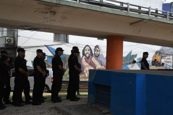 Buenos Aires, Argentina.- En las fotos tomadas el 8 de febrero del 2024, un grupo de manifestantes, pertenecientes a los movimientos sociales nucleados en la Unidad Piquetera (UP), se concentran en la Plaza Alsina de la localidad bonaerense de Avellaneda, con intenciones de llegar al Puente Pueyrredón, en reclamo de asistencia alimenticia para los comedores comunitarios.