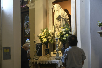 Buenos Aires, Argentina.- En las fotos tomadas el 9 de febrero del 2024, durante la misa celebrada en la Basílica de La Piedad, por Monseñor Rubén Frassia y el parroco Raúl Laurenzena. La canonización de Mama Antula, se llevará a cabo el domingo el papa Francisco en la basílica de San Pedro transformándola en la primera santa de Argentina.