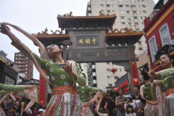 Buenos Aires, Argentina.- En las fotos tomadas el 9 de febrero del 2024, la comunidad china de argentina celebra el Año Nuevo con shows, danza del Dragón y música tradicional Buenos Aires. La comunidad china de Argentina dio inicio a las celebraciones de la llegada del "Dragón de Madera". El dragón es muy importante para toda la cultura china y, además de vigor y fuerza.