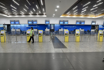 Buenos Aires, Argentina.- In the photos taken on February 28, 2024, more than 35,000 passengers are affected by the force measure carried out since midnight by the aeronautical unions that provide ramp services and that forced the airlines to cancel around 400 services throughout the country.