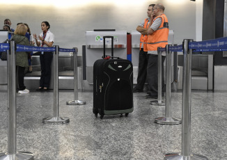 Buenos Aires, Argentina.- In the photos taken on February 28, 2024, more than 35,000 passengers are affected by the force measure carried out since midnight by the aeronautical unions that provide ramp services and that forced the airlines to cancel around 400 services throughout the country.